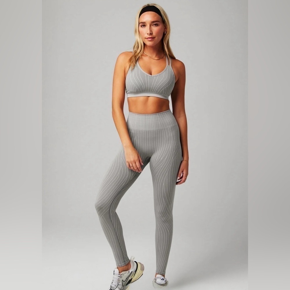 Fabletics Seamless High-Waisted Linework Legging Luna Grey/Volcanic Ash Size L